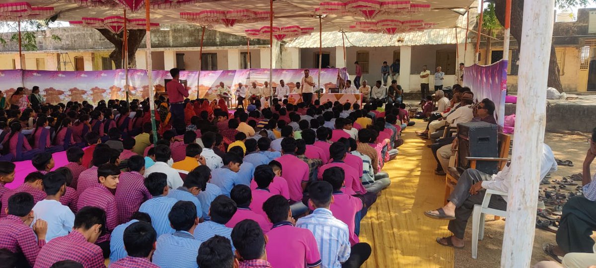 InfoPorbandar's tweet photo. પોરબંદર અને માધવપુર બાદ દેવડા ખાતે બોર્ડની પરીક્ષાના વિદ્યાર્થીઓને માર્ગદર્શન આપતા જિલ્લા કલેક્ટરશ્રી અશોક શર્મા
વિધાર્થીઓને પરીક્ષાલક્ષી માર્ગદર્શન સાથે જીવનલક્ષી બોધ આપ્યો
કલેકટરશ્રીએ પ્રાથમિક અભ્યાસકાળના ત્રણ શિક્ષકોની ગુરુવંદના કરી એમના આશીર્વચન લીધા https://t.co/8BdSg4cVn8