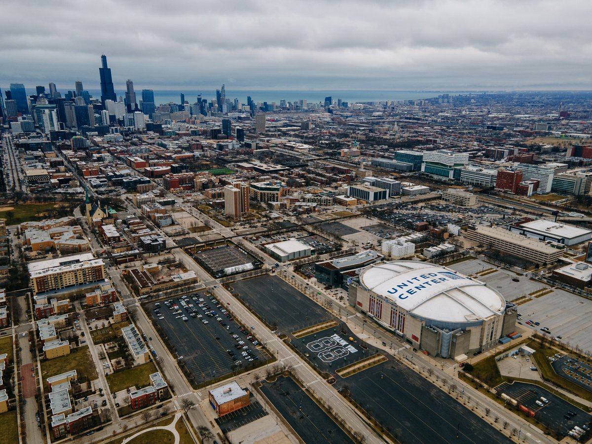 RightWaySigns's tweet image. Thank you to the @NHLBlackhawks for having us hand letter the "THANK YOU 88" tribute to Patrick Kane. As Blackhawk and hockey fans, it was an honor to be a part of this project. 

We turned this around in 36 hours from layout to prep to painting, lettering 15,000 sq/ft yesterday…