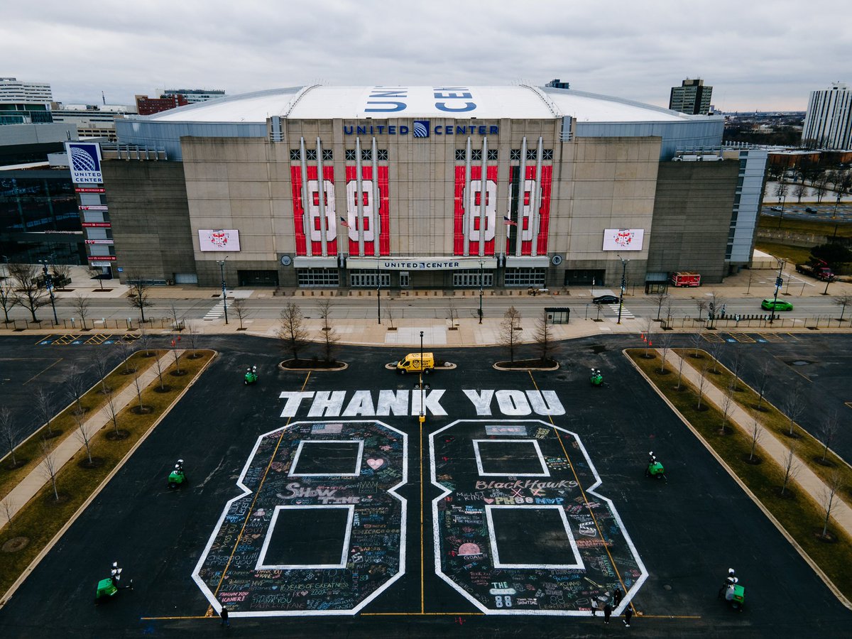 RightWaySigns's tweet image. Thank you to the @NHLBlackhawks for having us hand letter the "THANK YOU 88" tribute to Patrick Kane. As Blackhawk and hockey fans, it was an honor to be a part of this project. 

We turned this around in 36 hours from layout to prep to painting, lettering 15,000 sq/ft yesterday…