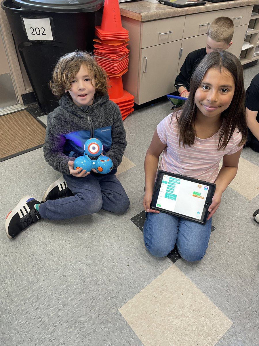 DavidsonMViT's tweet photo. Putting our coding skills to use! @codeorg @WonderWorkshop #simischools #mvitsimi #thirdgraderocks https://t.co/VGXGBkCmzw