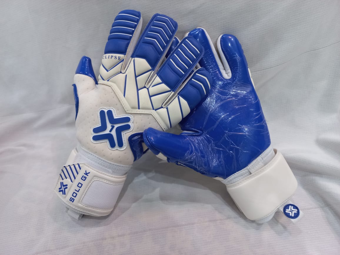 Gloves are due in, so I think a giveaway is in order.

You know what to do by now.

1 pair up for grabs!!
Sizes 5-10 will be available 

I'll get one of the kids to pick a winner out when they arrive 🧤 ⚽