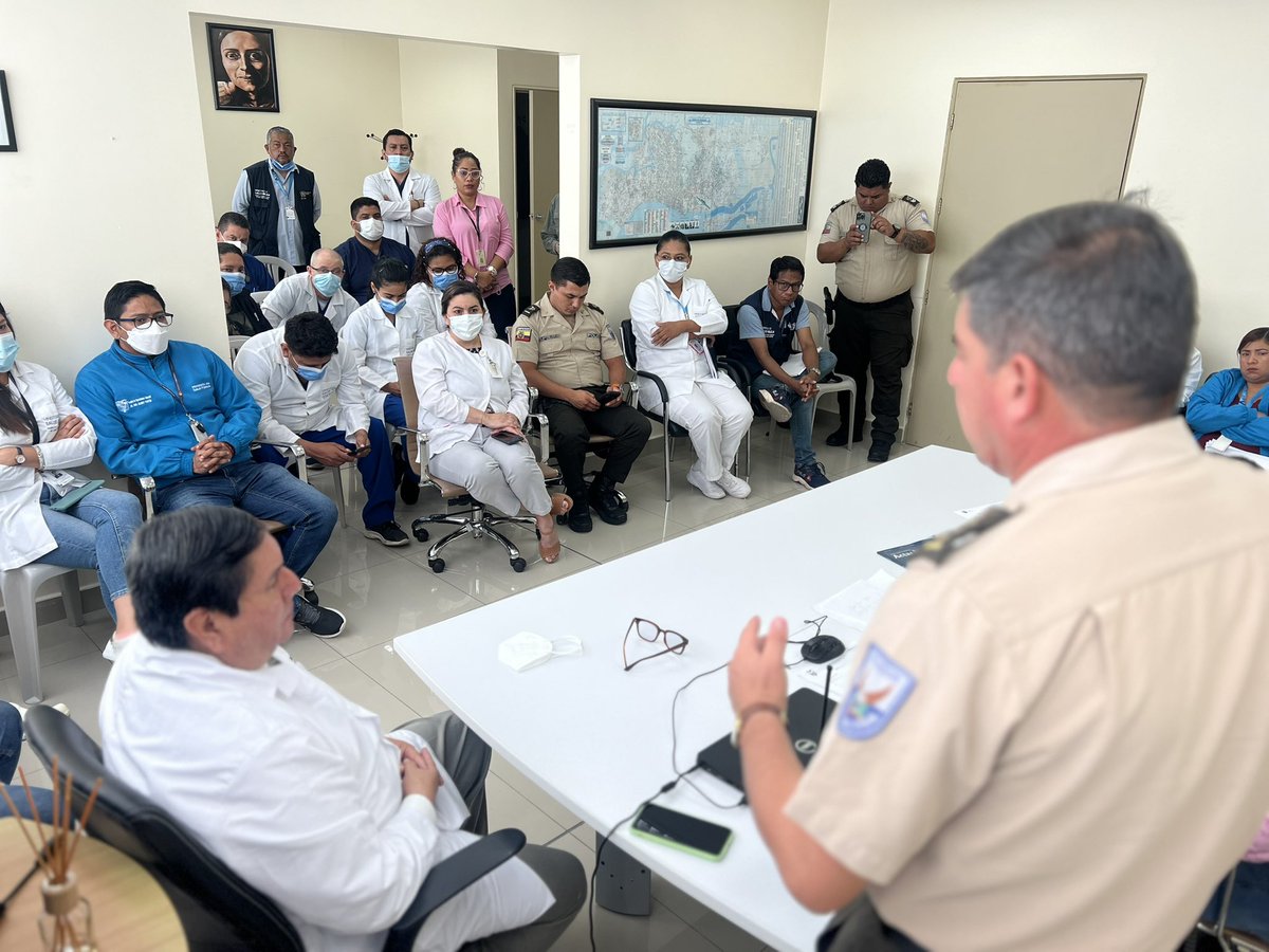 HGuayaquil's tweet photo. #JuntosPorLaSalud | COE hospitalario del @HGuayaquil de @Salud_Ec, mantuvo reunión técnica con @PoliciaEcuador con el objetivo de actualizar los procedimientos de control para fortalecer los protocolos de seguridad que aseguren el bienestar de los pacientes y funcionarios. https://t.co/CJWewhYwSP