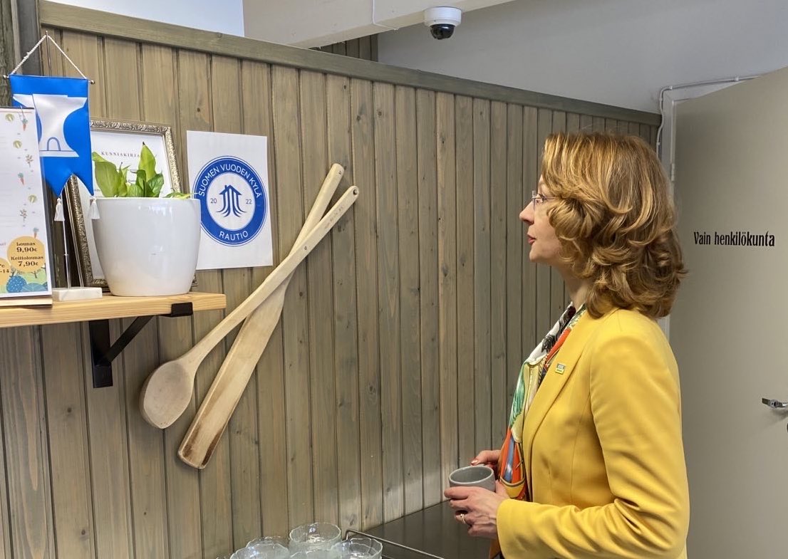 TyttiTup's tweet photo. Oli upeaa vierailla 2022 Vuoden Kyläksi valitussa Kalajoen Raution kylässä, jonka valtakunnallista tunnettuutta on edistänyt mm. @PetaistoHelena. Raution sydän on oma kyläkauppa. Se eteen on urakoitu. Kahvila Pöönissä ja monitoimitalossa oli tunnelmaa. Kiitos @RautionKyla! 🤝💐 https://t.co/Apkn0EYGT6