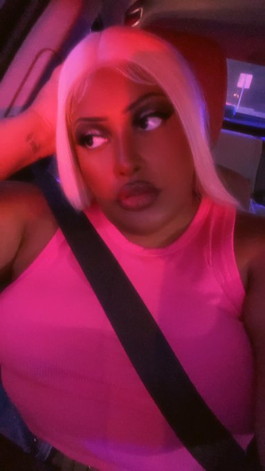 Posting both because I felt pretty, anyways, for once heres some non-kink related pictures of me https://t