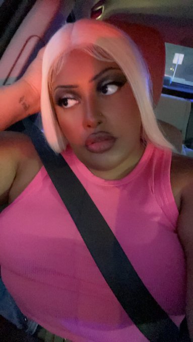 Posting both because I felt pretty, anyways, for once heres some non-kink related pictures of me https://t