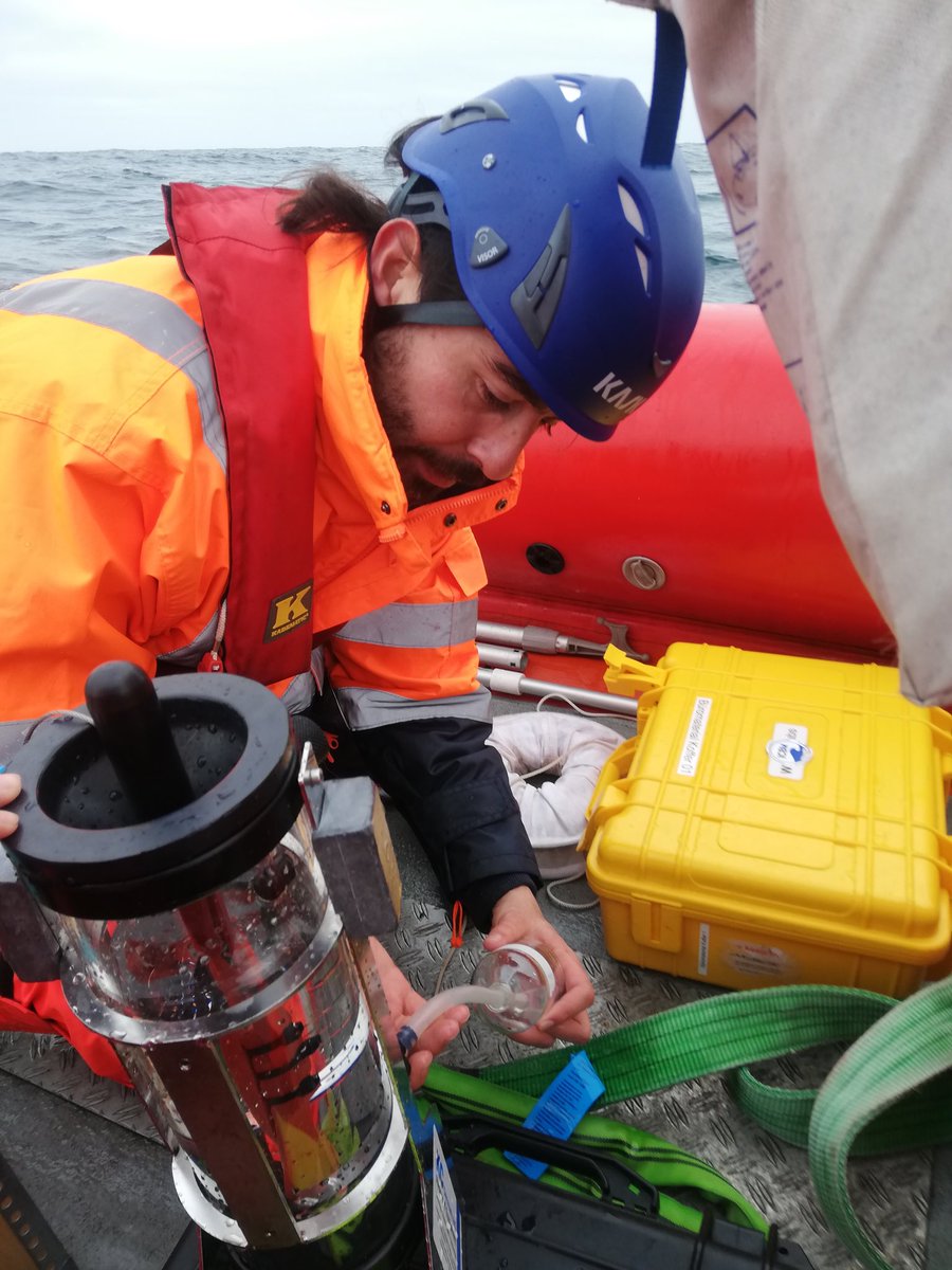 Water sampling to get insights into the carbon cycle of the sea surface.  #NorthSea #RV_Heincke cruise #HE614
#dfg_bass
<a href="/ZfMarS_ICBM/">ZfMarS</a> 
<a href="/ICBM_uol/">ICBM_uol | @icbm-uol.bsky.social</a> 
@UniOldenburg