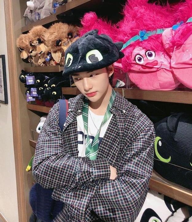 ninyzone's tweet image. au Hyunlix!¡ | 𝑺𝒐𝒓𝒕𝒆 𝒏𝒐 𝒂𝒎𝒐𝒓, 𝒔𝒐𝒓𝒕𝒆 𝒏𝒐 𝒋𝒐𝒈𝒐

Felix decide ajudar seu colega de quarto da faculdade a aprender a jogar lol, ele só não esperava que conforme fosse se aproximando dele, seus sentimentos iam começar a mudar.

🎮

E Hyunjin estava mais que feliz.
