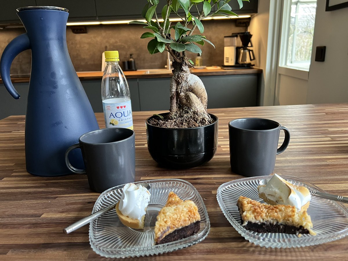 ClaesClasse's tweet photo. Idag hade vi möjligheten att tagga varandra igen i glada vänners lag
Likt de influensers vi är tagit två helt spontana bilder
#tagga #blommor #tvåsorterskakor #kaffe #mineralvatten #hembakat #termos #skägg #käsipallo #spontanitet #vänner #kakburk #bonzai #kokos #italienskmaräng https://t.co/z2DfBTddU0