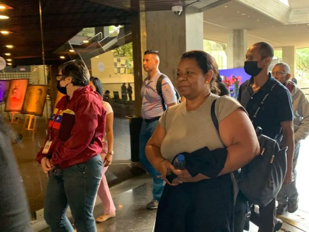 Trabajadores del Ministerio del P.P de Petróleo, hicieron acto de presencia en el gran encuentro mundial por la vigencia del pensamiento bolivariano de Nuestro comandante eterno Hugo Rafael Chavez Frías en el siglo XXI. 

<a href="/nicolasmaduro/">Nicolás Maduro</a> 
@tareckpsuvoficial 
<a href="/michelledvzla/">Michelle Di Lorenzo</a>