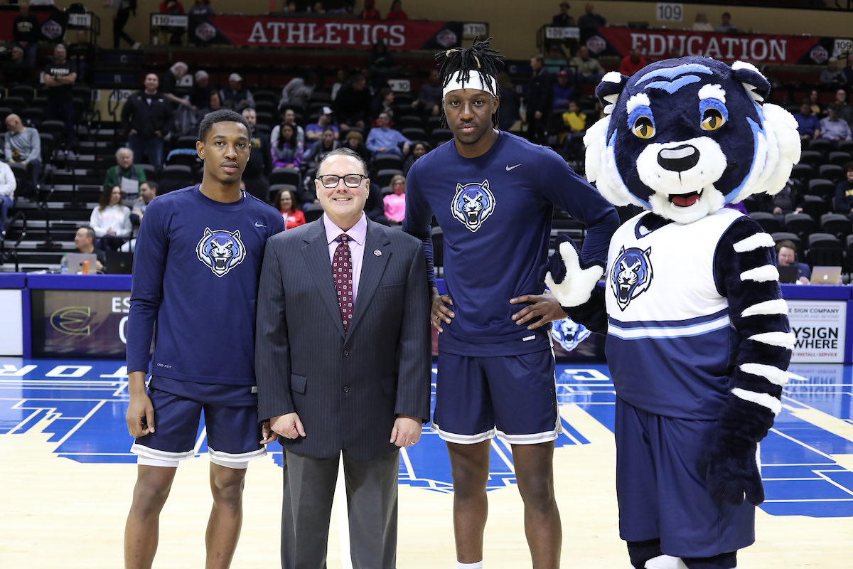 All-MIAA 1st Team Artese Stapleton &amp; 2nd Team Kevin Kone pose with Stripes &amp; ⁦<a href="/TheMIAA/">The MIAA</a>⁩ commissioner ⁦<a href="/MIAA_Racy/">Mike Racy</a>⁩ - ⁦<a href="/LUMO_MBB/">LUMO Men’s Basketball</a>⁩