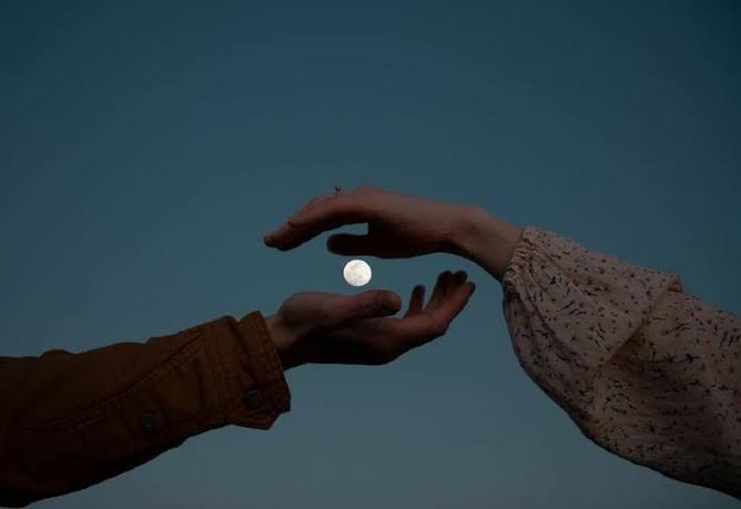 "İnsanlar sevmeyi yan yana olmak sanıyor oysa sen benim uzaklarda atan kalbimsin..."