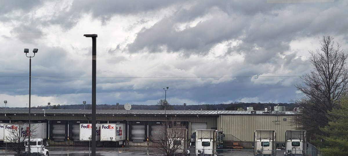 edwardrhoades's tweet image. South of evvairport looking north. #Tristatewx