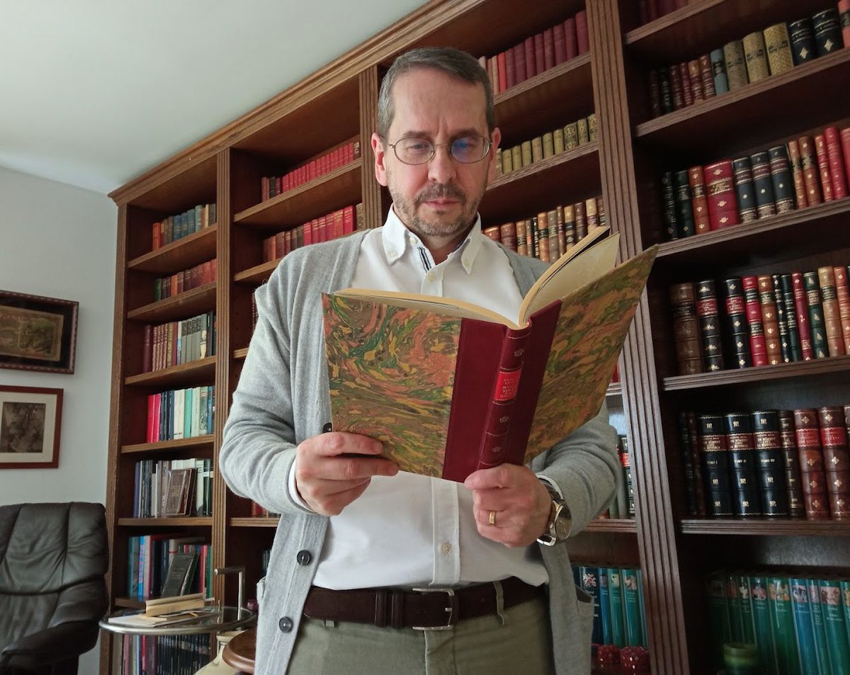 iampaolamedina's tweet photo. «La única patria que reconozco es el libro. Sus fronteras siempre están abiertas. Sus páginas son un lugar de encuentro, un territorio fértil donde prosperan la belleza y la inteligencia».

#RafaelNarbona ✍️ https://t.co/nOFa2Atyjr