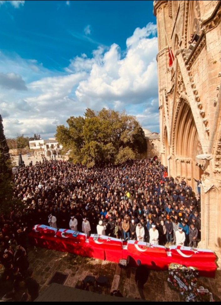 FerihaYigitturk's tweet photo. Bazen birşeyler söylemek ister insan, ama kime neyi nasıl anlatacağını bilmez, Söyler, yazar, resimler döker, ama tek bir cümle kurulup susulur. 
Tek yürek olmuş Kıbrıs bu trajediye cevap bekliyor, tek isteği var, tek cümle var! #isiaskıbrısadaletbekliyor https://t.co/BZw2NsPm5k