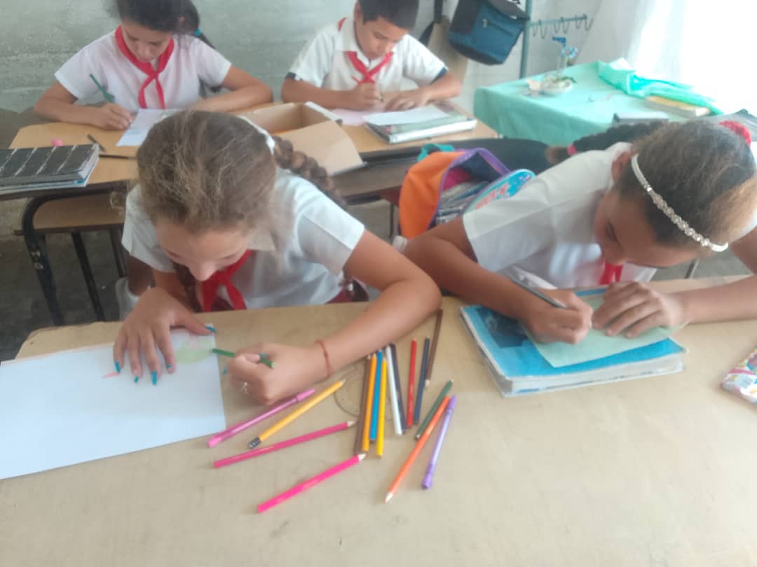 ComunicDMEColon's tweet photo. "El 2023 tiene que ser un mejor año; tenemos todas las bases, además de la convicción, de que puede ser un año mejor" @DiazCanelB. Los pioneros y educadores en #ColonEnVictoria en primera línea el 26 de marzo #YoVotoEl26 #MejorEsPosible @CubaMined @comunicadoramtz @SuselyMorfaG https://t.co/uj0V5WOoeM