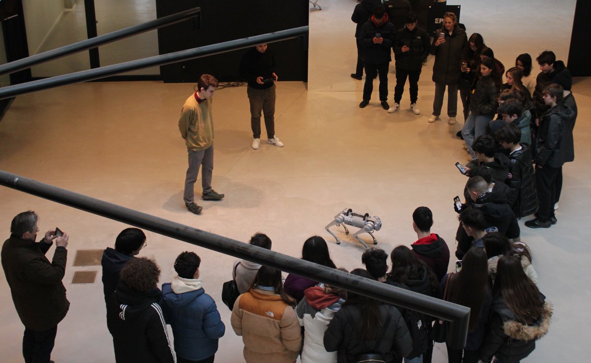 Yesterday was a great afternoon of visits and discussions with young students from 🇬🇷 with a 🤖 demo from @BIOROB_EPFL and of course we had to turn on the wind tunnel! 🤩