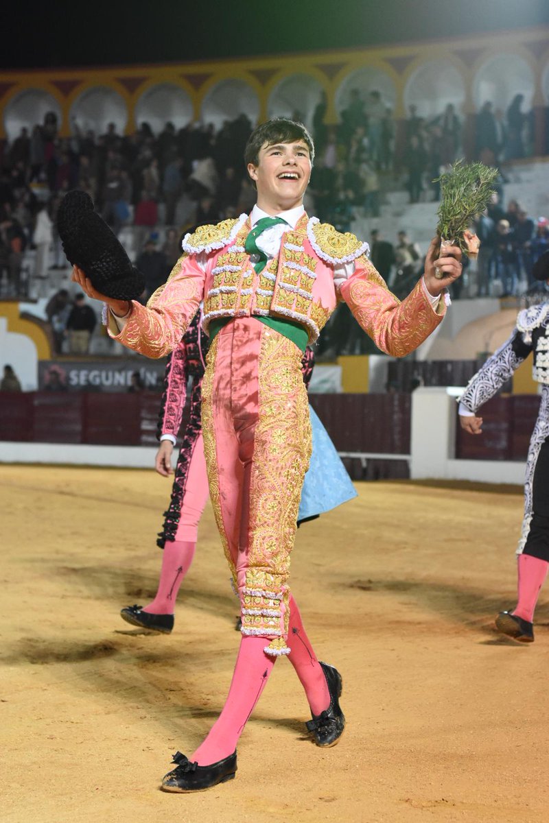 📍Olivenza
1️⃣ orejas al segundo de su lote de Talavante
📸 <a href="/JoseACamposC/">Jose Campos</a>