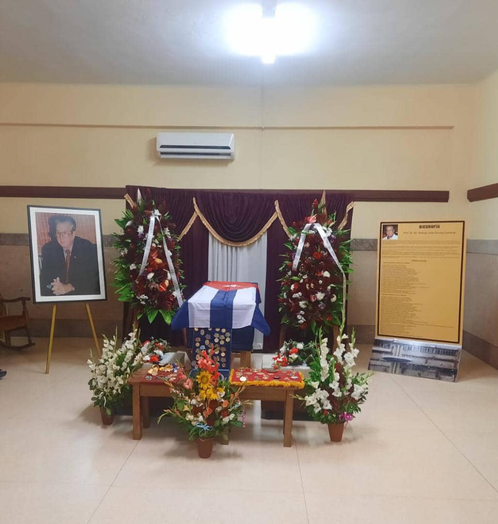 Nuevas heridas que no sanan. Ha muerto un amigo cercano, un héroe, un símbolo de la Salud Pública cubana.

Admiraré siempre la historia de este gran hombre, de los de #FidelPorSiempre, que ayer se nos fue. 

Hasta siempre, Prof. Dr.Cs. Rodrigo Álvarez Cambra.

Adiós querido Kiko.