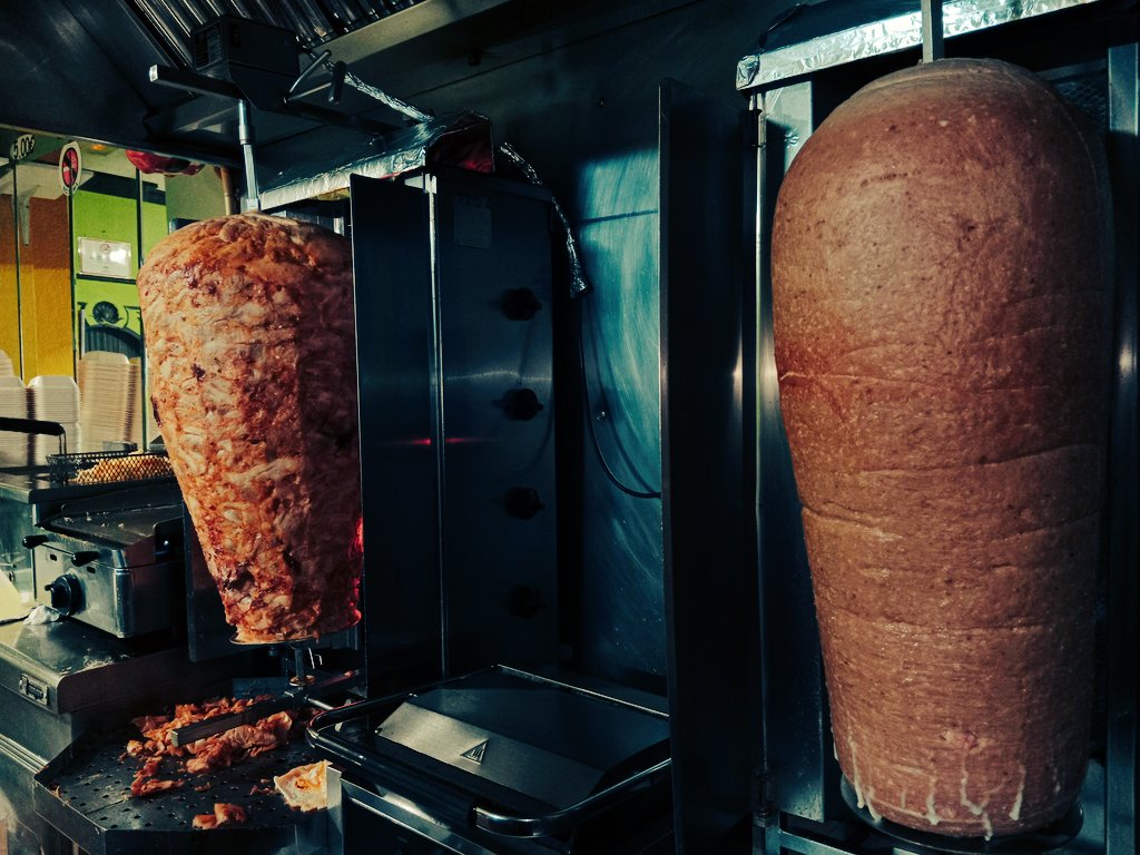 bilalhanjra87's tweet image. A jao shwarma lovers #donerkebab #shwarma