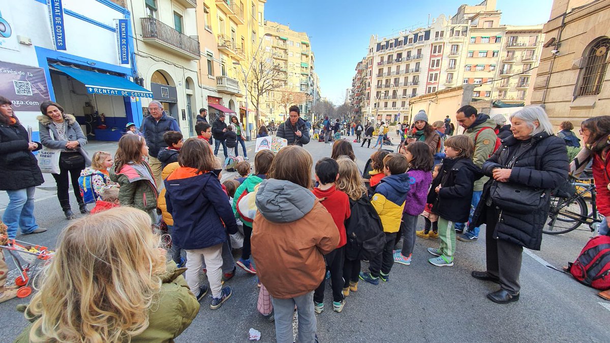 Preparant el #8demarç el tall de la <a href="/RevoltaEscolar/">Revolta Escolar Cat</a> d'avui de l'<a href="/AFI_Entenca/">AFI Escola Entença</a> i l'<a href="/AFAXirinacs/">AFA Escola Xirinacs</a> dedicat a lectura de contes feministes.