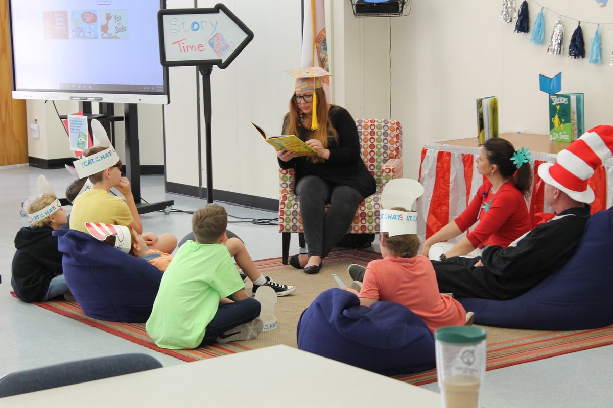 PalmBchVirtual's tweet photo. HAPPY READ ACROSS AMERICA DAY! 

We had such a great time celebrating with our elementary students! Thank you NHS/NJHS for hosting such a wonderful event for our PBVS students 📚🎉 https://t.co/dskXbSCkUm