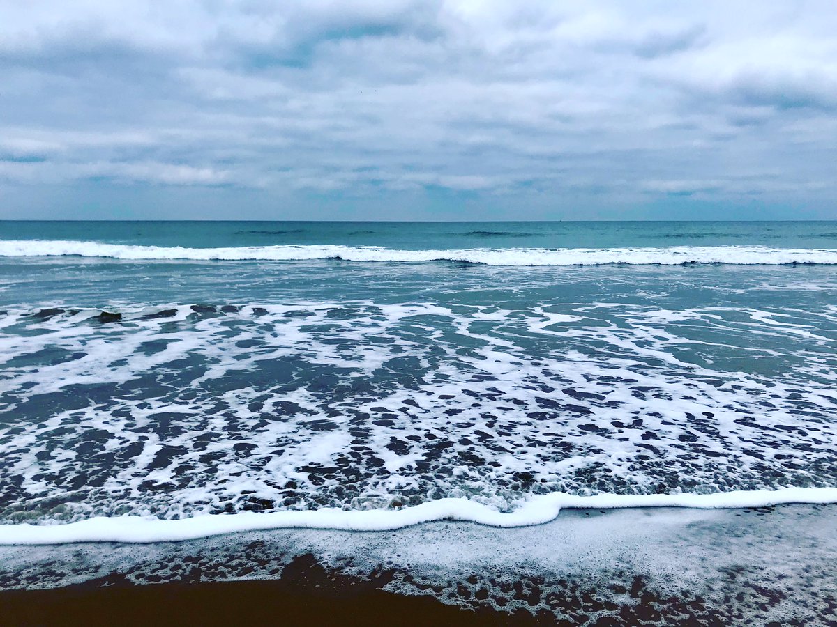 SineadBarry77's tweet photo. Evening stroll 🚶‍♀️🌊☀️🥶💨 #freshair #walk #sky #clouds #beach #sea #waves #sand #wind #march #youghal #cork #ireland #iphoneonly #filter @CorkDaily @yaycork @pure_cork @corkbeo @LovingCork https://t.co/dxj8BGCyf0