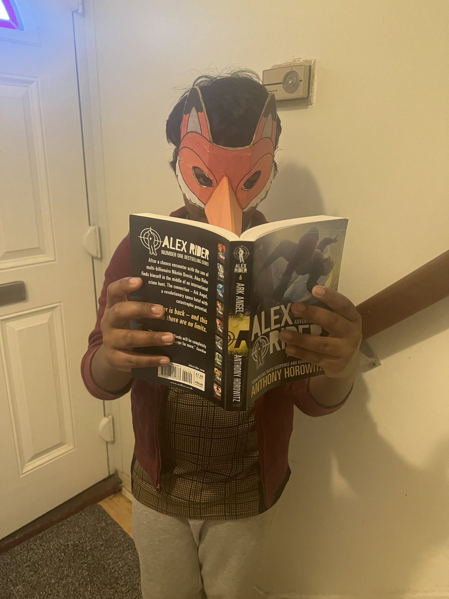 <a href="/MissKnowldenGBS/">Miss Knowlden 6CK</a> Alert! A mystery reader has been spotted from 6CK 👀 🦊 📚 

They have cunningly disguised themselves, can 6CK guess who it is?! #CatchMeReading