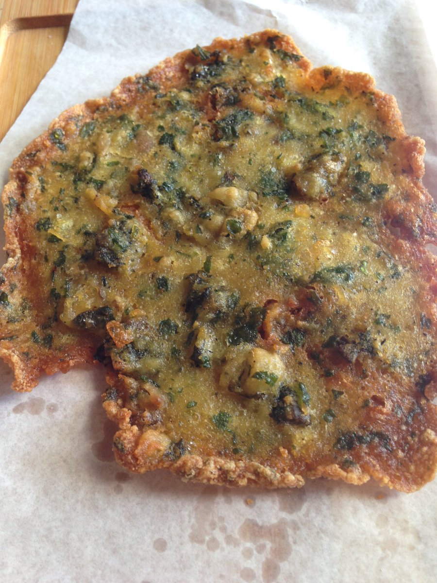 tomokotours's tweet photo. ヘレス近郊で有名なトルティージャ・デ・カマロネスという小エビのかき揚げのようなお料理があります。
これはお店よって本当に当たり外れが大きいので要注意。
こちらの写真は私が選んだ【おすすめしないもの】です。
こういうものに当たると胸焼け必至です！ https://t.co/h8aFfLtFql