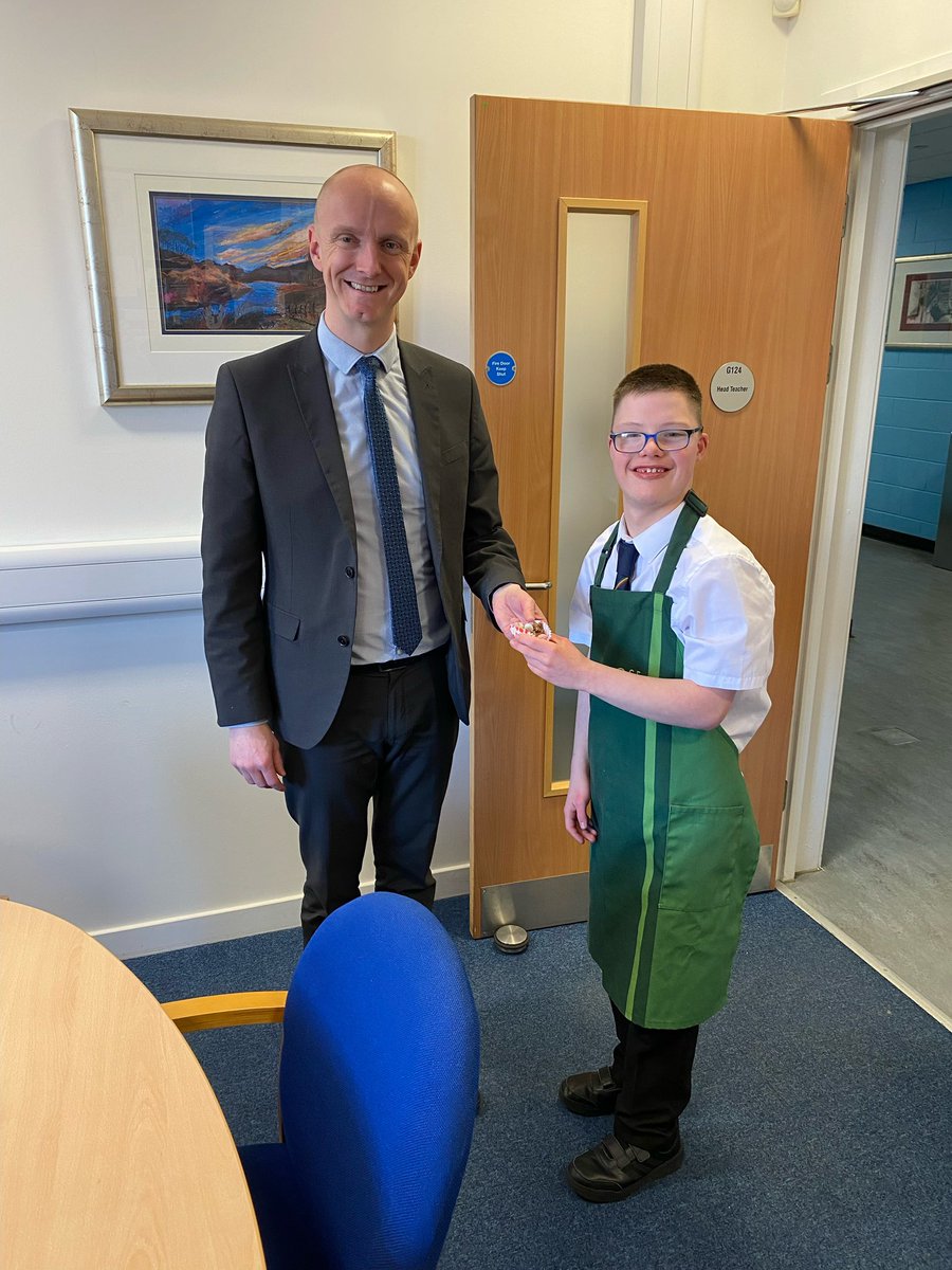 And just like that… a spectacular #ChocolateCrispyCake from our #TopBaker  <a href="/LewisKe47407400/">Lewis K🕺⚽️🎤🎧🏴󠁧󠁢󠁳󠁣󠁴󠁿yes sir i can boogie!</a> Thanks for always making our day! <a href="/MrStevenson_BA/">Mr G Stevenson</a> is looking chuffed with his cake! Put some #kindness in your day! #Everyday 🤩🙌👏⭐️🔥<a href="/AcademyEnhanced/">BearsdenAcademyEnhancedLearningResource</a> <a href="/homeecs/">Bearsden Home Economics</a>