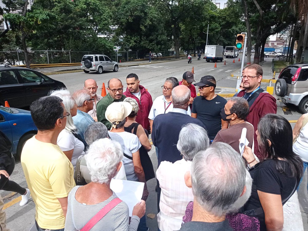 #3Mar #Caracas #Cantv
<a href="/CarlosJRojas13/">Carlos Julio Rojas</a>: Hoy #3Mar con vecinos de #LaCandelaria y del norte de #Ccs tomamos las puertas de #Cantv en protesta por tener 6 meses #sininternet a pesar de pagar #tarifasdolarizadas