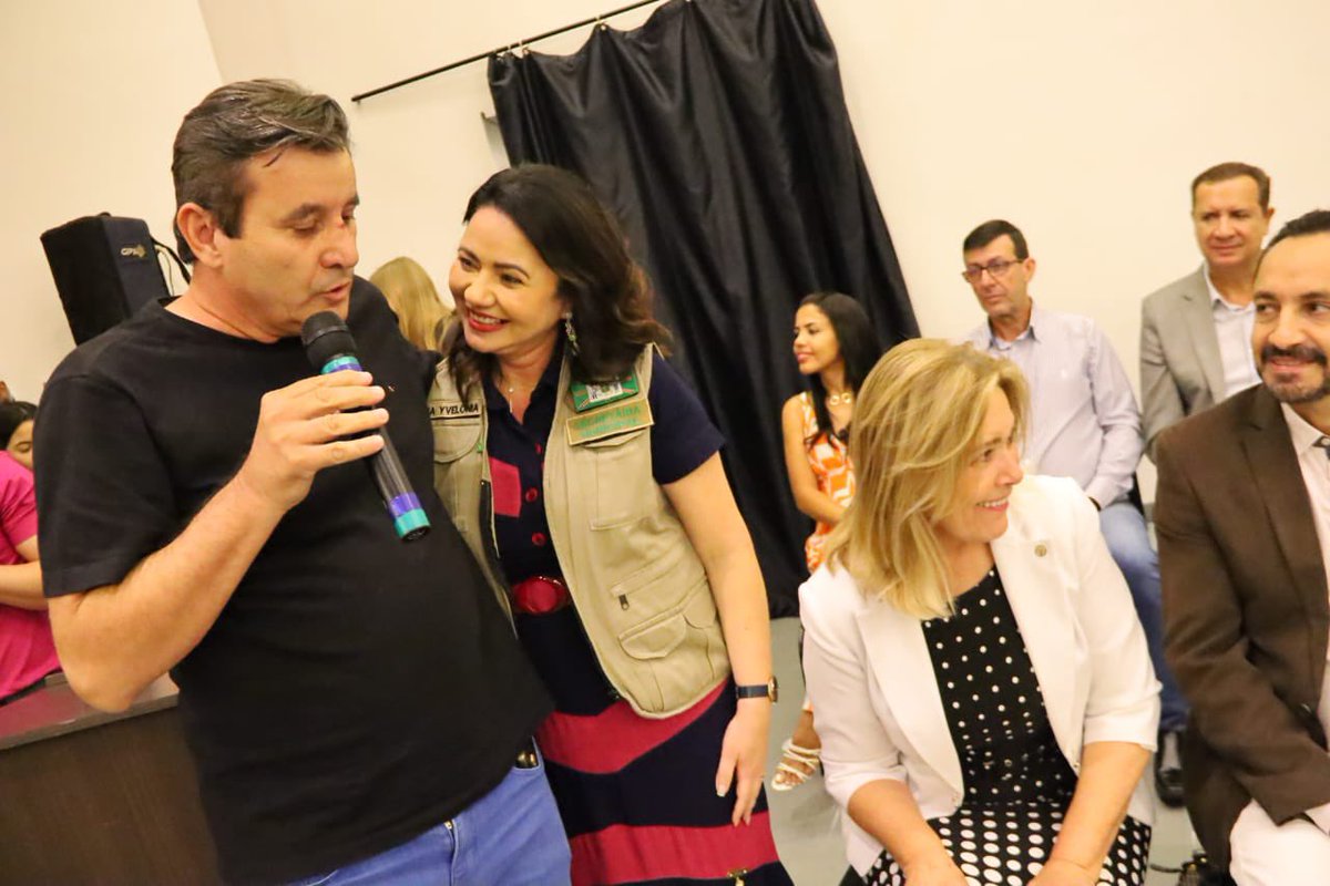 ClecioAlvesGO's tweet photo. Vamos de posse da nova secretária Maria Yvelônoa dos Santos, que assume a Secretaria Municipal de Desenvolvimento Humano e Social, no Centro Cultural Casa de Vidro. https://t.co/u2O2Nwmtde