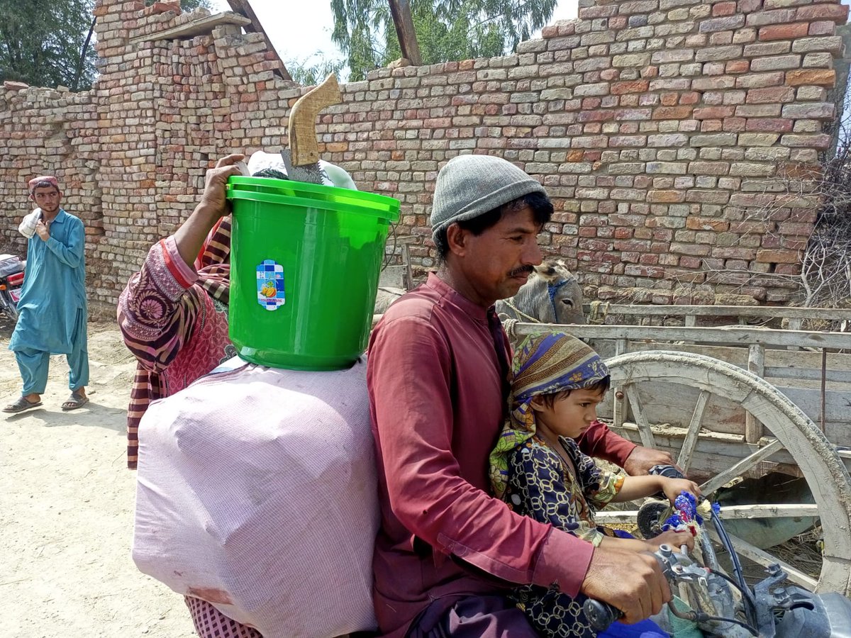 ShifaWelfare's tweet photo. SHIFA & TVO Team Successfully distributed 211 Shelter Material, Life saving items and Hygiene kits among flood affected communities of Union Council Jamali District Qambar Shadadkot Sindh with the support of #ConcernWorldwide #USAID #BHA #SHIFA #ConcernWW #TVO #floodresponse2022 https://t.co/C6ulBOwiVC