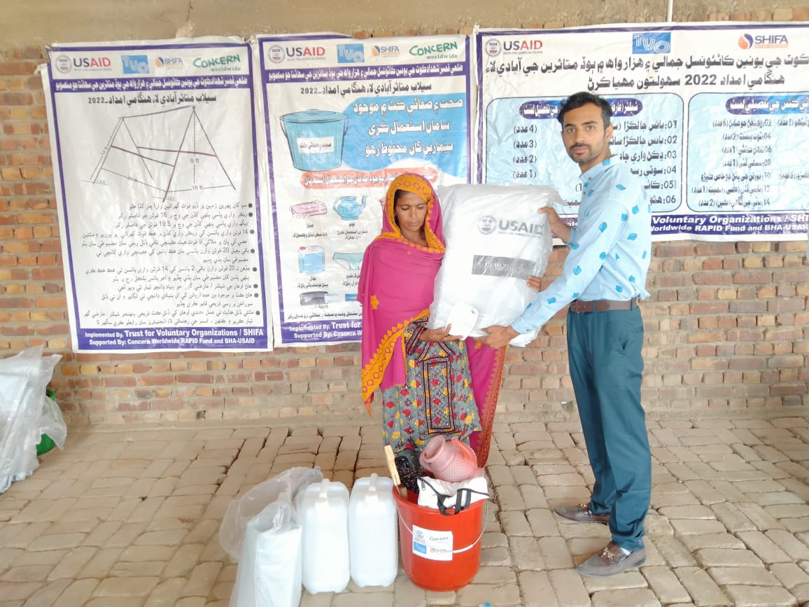 ShifaWelfare's tweet photo. SHIFA & TVO Team Successfully distributed 211 Shelter Material, Life saving items and Hygiene kits among flood affected communities of Union Council Jamali District Qambar Shadadkot Sindh with the support of #ConcernWorldwide #USAID #BHA #SHIFA #ConcernWW #TVO #floodresponse2022 https://t.co/C6ulBOwiVC