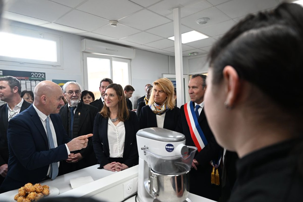 FaureDominique's tweet photo. « Vas, vis, deviens ». 

Après la Vendée, c’est en Loire-Atlantique que j’ai retrouvé @CGrandjean_ pour valoriser @UNMFR, association œuvrant en milieu rural. 

À la rencontre de tous ces jeunes apprentis qui ont leur métier et leur territoire chevillés au corps. https://t.co/fnV24buXeK