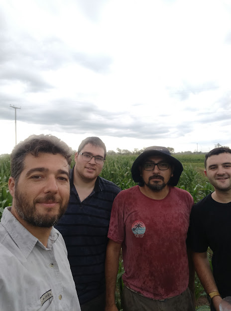 GarettoEdgar's tweet photo. Fertilizando ensayo de maíz! #hernansanchez #mauriciocortes #cristianacosta #facultaddeagronomíayveterinaria #unrc https://t.co/W5WTVqs6z9