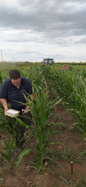 GarettoEdgar's tweet photo. Fertilizando ensayo de maíz! #hernansanchez #mauriciocortes #cristianacosta #facultaddeagronomíayveterinaria #unrc https://t.co/W5WTVqs6z9