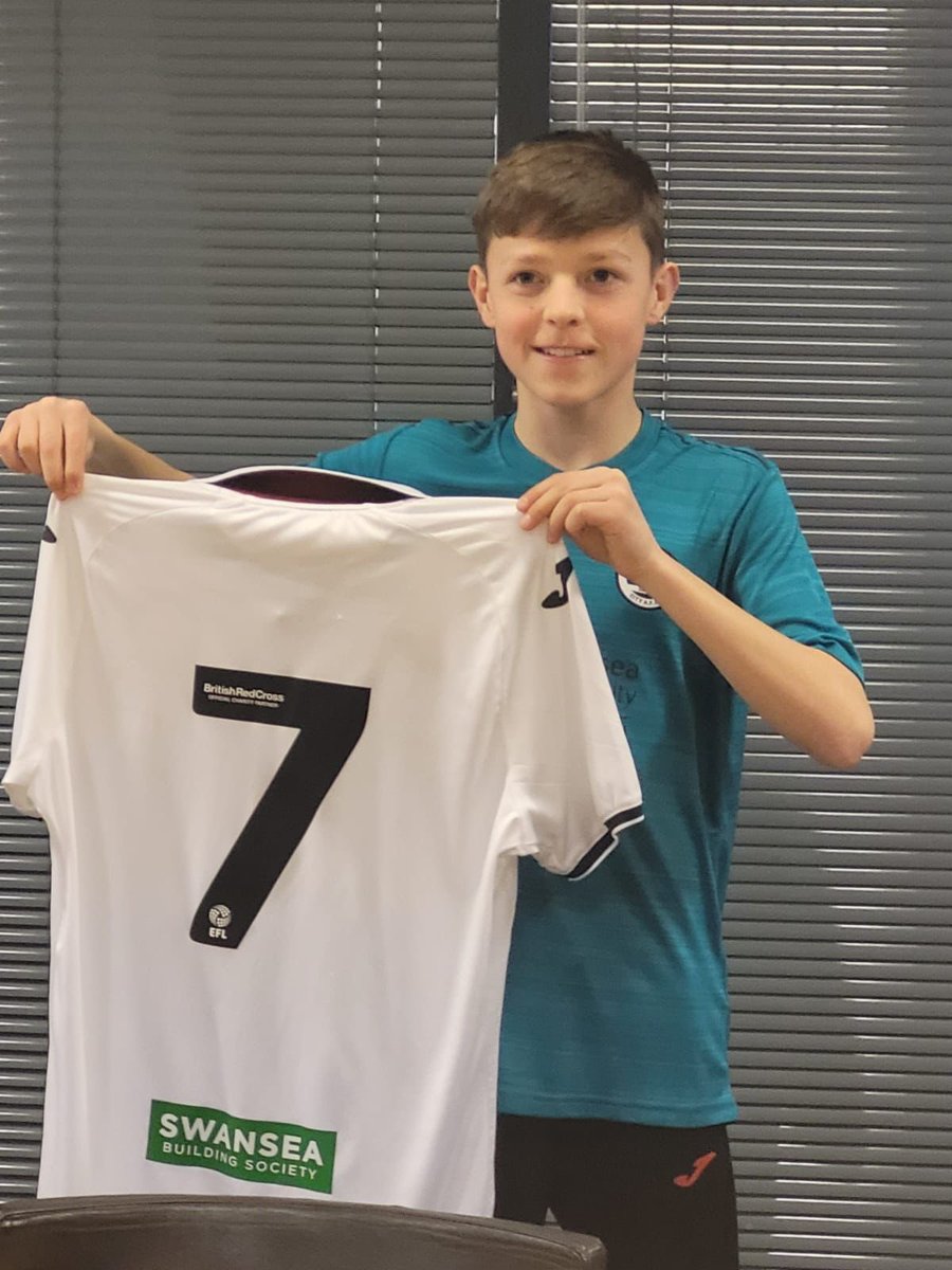 LlanelliReds's tweet photo. Some great news to share with you all Osian Bartlett from our u13s has tonight signed a contract with Swansea City academy!

Osh has been with us since under 8s and is a great example of how the academy pathway can help players progress 💪🔴⚽️
#WeAreRed #Ymlaen #YourTown #Pathway https://t.co/N0xXGMZF3Q