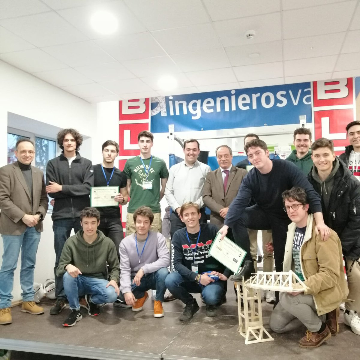 📷 Los ganadores del VII Concurso de Grúas <a href="/Dele_EII_UVA/">DelegaciónAlumnosEII</a> posan en la foto de familia con el decano de #ingenierosVA, Rafael Álvarez <a href="/irecyl/">R.Alvarez -Irecyl</a>, el director ejecutivo, <a href="/fjescribano/">𝙁. 𝙅𝙖𝙫𝙞𝙚𝙧 𝙀𝙨𝙘𝙧𝙞𝙗𝙖𝙣𝙤</a>, y el responsable de la Comisión de Jóvenes Ingenieros, Pablo San Juan.

¡Enhorabuena! 👏