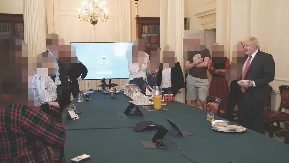 deGourlay's tweet photo. Releasing these pictures has really backfired on the Harriet Harman witch hunt. Every reasonable person who see them thinks - What??? That's it??? That's what he was fined for??? I thought there were supposed to be parties, turns out the parties were all Sue Gray's colleagues. https://t.co/aF4tdVU9Yz