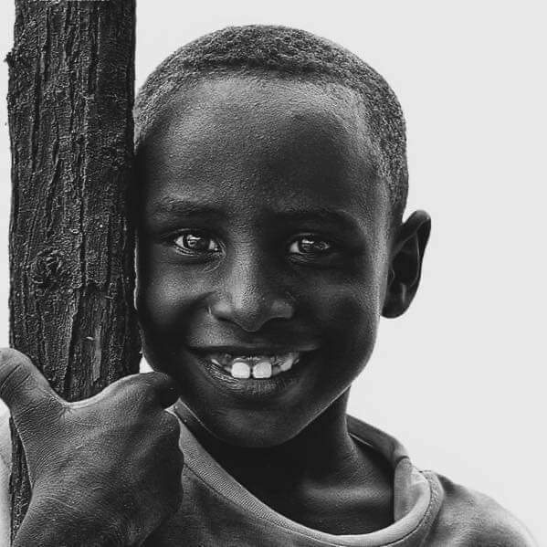 #غربت وهلې انسانان په کال کې يو ځل ناڅاپه د زړه له درده وخاندي، موږ او تاسو يې انځور واخلو بيا ورسره وليکو چې خوشحالي په پيسو کې نه ده!