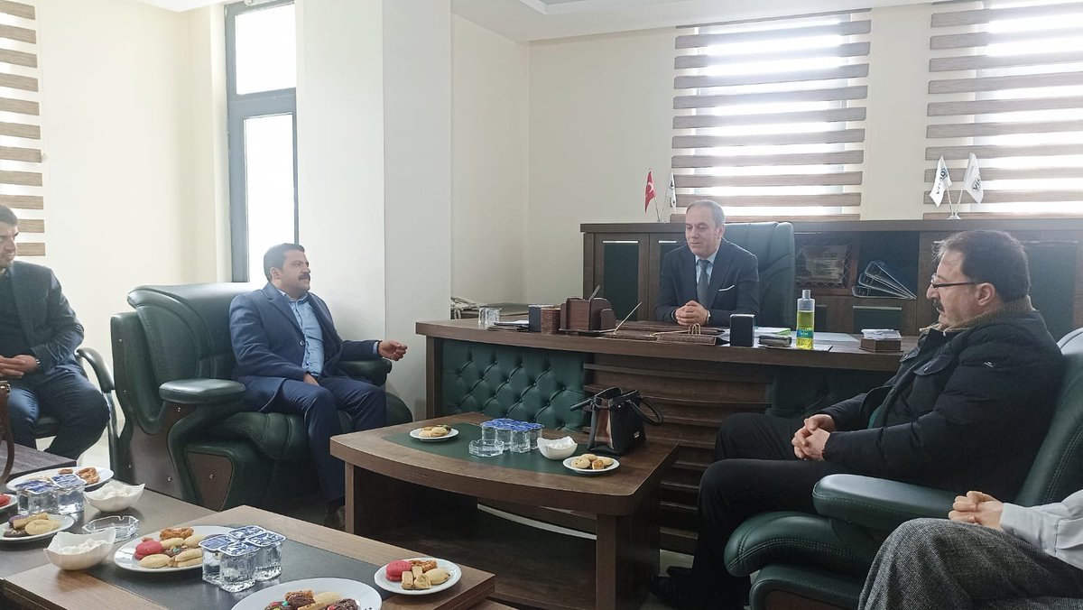 van_subesi's tweet photo. Deva partisi Van il başkanı Erdinç Peker ve yönetimi derneğimiz Başkanı Ayhan IŞIK ve Yönetim Kurulu üyelerimiz ile bir araya geldiler. Bu nazik ziyaretlerinden dolayı kendisine teşekkür ederiz. @VandaDEVA @erdincpeker1 @_ayhanisik_ https://t.co/5a35t8ngxq