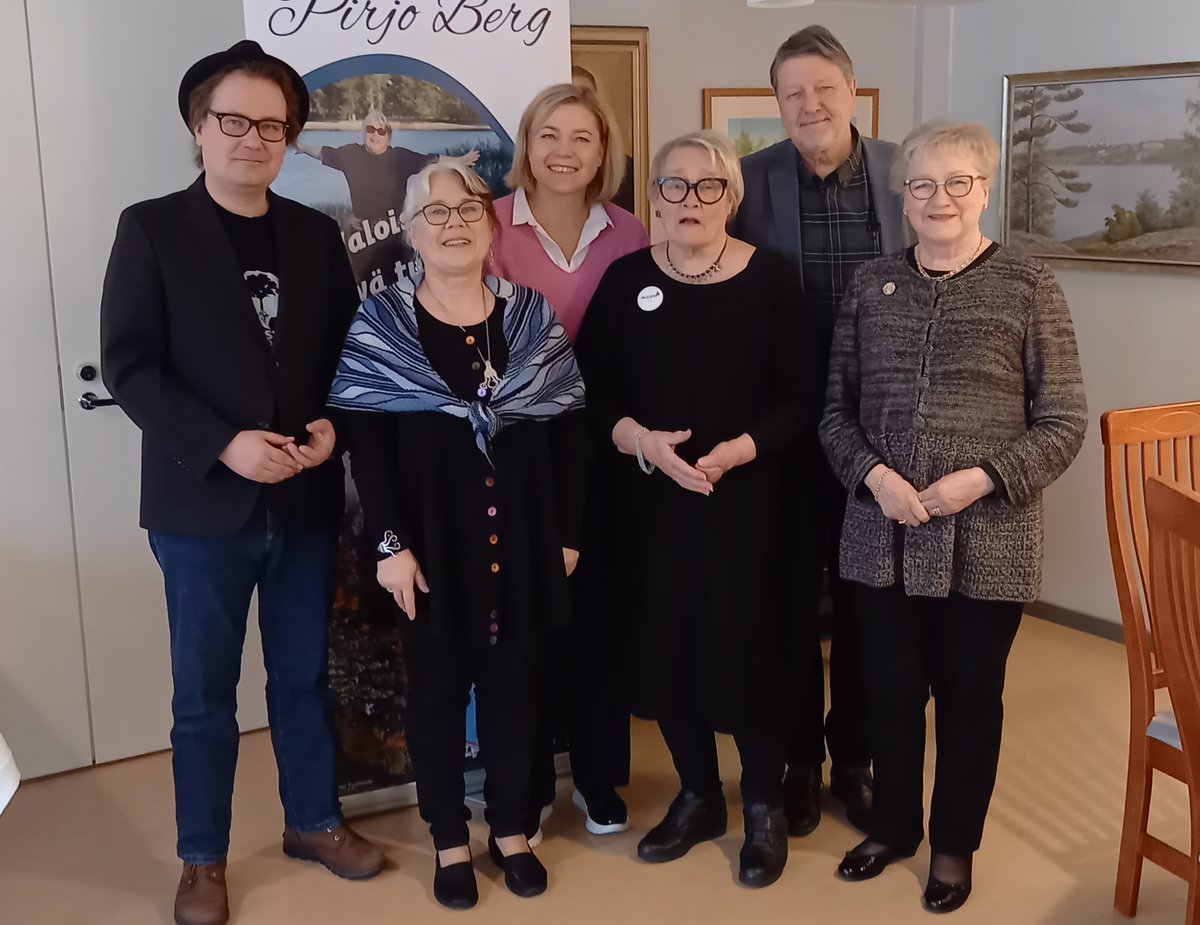 Antti Sorri (@antti_sorri) on Twitter photo Allekirjoittaneella oli ilo juontaa tänään 3.3. #Arvostus+#Osallisuus=#HyväElämä -paneelia.
Kiitos <a href="/HennaVirkkunen/">Henna Virkkunen</a>, <a href="/anneli_taina/">Anneli Taina</a>, <a href="/karimatti/">Kari-Matti Hiltunen</a> ja <a href="/Pipsabe/">Pirjo Berg</a> erinomaisista puheenvuoroista! Kiitos <a href="/nuottaj/">Vuokko-Liisa Nuottajärvi</a>'lle organisoinnista.
Kiitos yleisölle aktiivisesta osallistumisesta. 😊🙏❤️ Allekirjoittaneella oli ilo juontaa tänään 3.3. #Arvostus+#Osallisuus=#HyväElämä -paneelia.
Kiitos <a href="/HennaVirkkunen/">Henna Virkkunen</a>, <a href="/anneli_taina/">Anneli Taina</a>, <a href="/karimatti/">Kari-Matti Hiltunen</a> ja <a href="/Pipsabe/">Pirjo Berg</a> erinomaisista puheenvuoroista! Kiitos <a href="/nuottaj/">Vuokko-Liisa Nuottajärvi</a>'lle organisoinnista.
Kiitos yleisölle aktiivisesta osallistumisesta. 😊🙏❤️