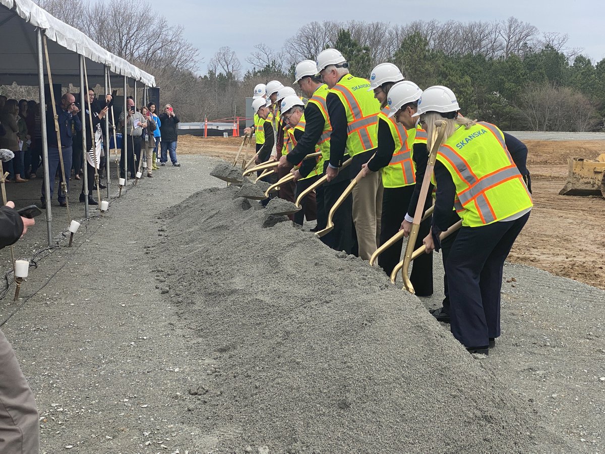 VDHgov's tweet image. Groundbreaking news! A new Central Laboratory is being constructed in Hanover County by @SkanskaUSA. It will house the central and statewide operations of the VDH Office of the Chief Medical Examiner &amp;amp; offices of the @VAForensicSci. The building completion date is late 2025.