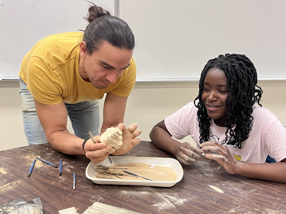 During February, all VG Bears Gr.6 Ss participated in a soapstone carving workshop with artist Frederick Spence from Peguis First Nation where they created none other than soapstone🐻!! Big thanks to 🎨artists in Schools who helped fund this amazing opportunity. #artistsinschools