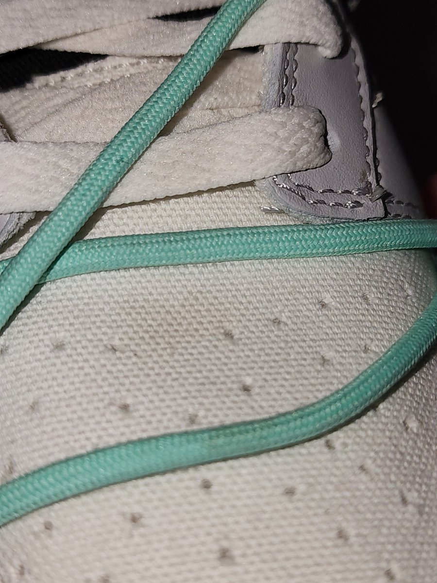 kicks_jersey_'s tweet photo. @tradeblock_us They sending used shoes as new! https://t.co/NxBXqMa9Qn