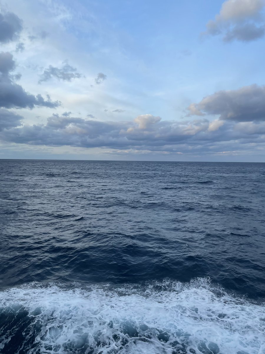 cherry_taka's tweet photo. おはようございます😊🍒

昨日の夜空と今朝の景色です🛳
皆さま素敵な週末をお過ごしください😆

ベイビーブーYouTubeチャンネル
金曜に新しい動画をアップしているのでご覧下さいね。
そして今夜はBS朝日『人生、歌がある』もあります♪ https://t.co/3Jh536sgDK