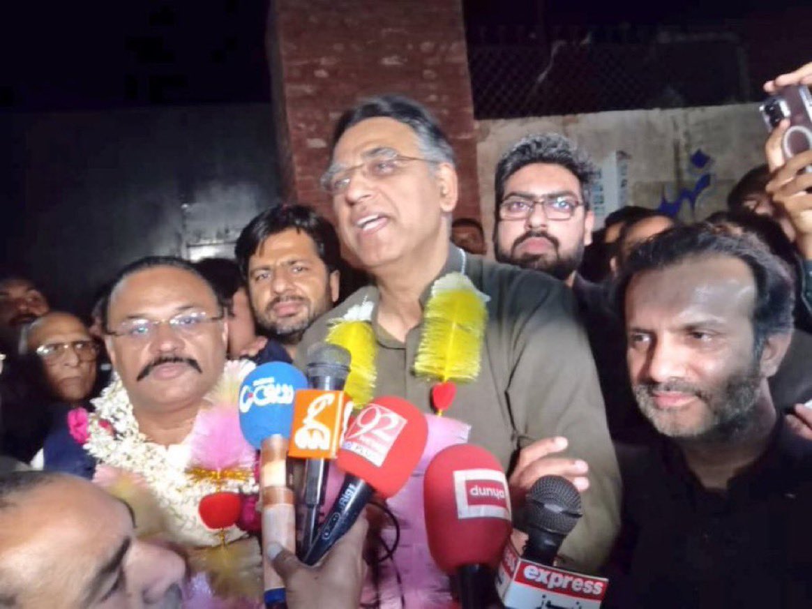 MeenakhanAfridi's tweet photo. تحریک انصاف کے جنرل سیکرٹری @Asad_Umar راجن پور جیل سے رہا ہوگئے۔ آپکی جرات اور حوصلے کو سلام۔ یہ زندان ہمیں نہ ڈرا سکتی ہے اور نہ جھکا سکتی ہے۔ https://t.co/iiuL79AUEw
