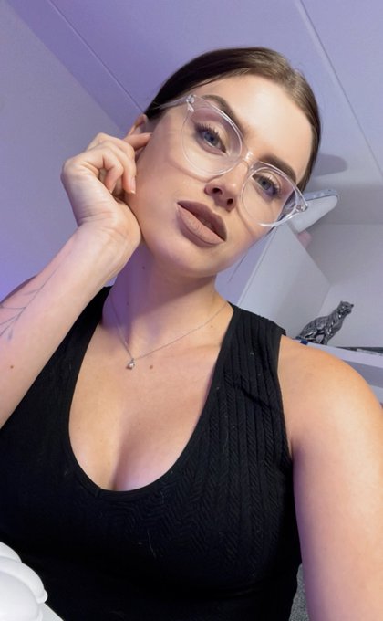 1 pic. The doctor will see you now ??‍⚕️
Live on Twitch now! Dr.Frost answers your relationship questions