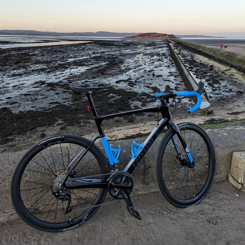 Kokomadida's tweet image. New bike day! After a year on an entry level road bike I decided to upgrade. The aim is to inspire me to greater things in 2023. This thing sure is quick.
.
.
.
#newbikeday #ribblecycles #myribble #carbonfiber #roadbike #edinburgh #cycling instagr.am/p/CpVp_Y5IN7U/