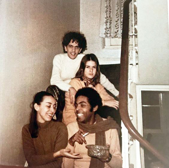 semioticas's tweet photo. London, London

Caetano Veloso, Dedé Gadelha, Gilberto Gil e Sandra Gadelha na casa em que moraram entre 1969 e 1971 em Redesdale Street, no Chelsea, Londres, na época em estiveram no exílio por imposição da ditadura militar.

Semióticas – O novo Jards https://t.co/kEGYgC3cRz https://t.co/znPHSoKHK1